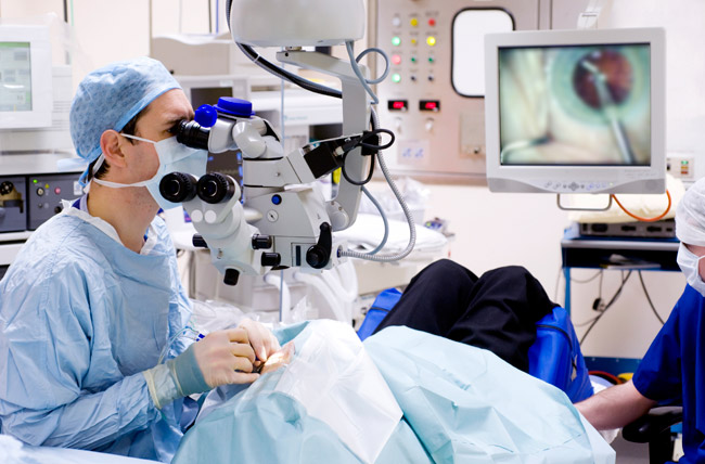 Médicos oftalmólogos realizando una cirugía
